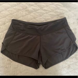 Lululemon black 2.5 speed shorts size 6